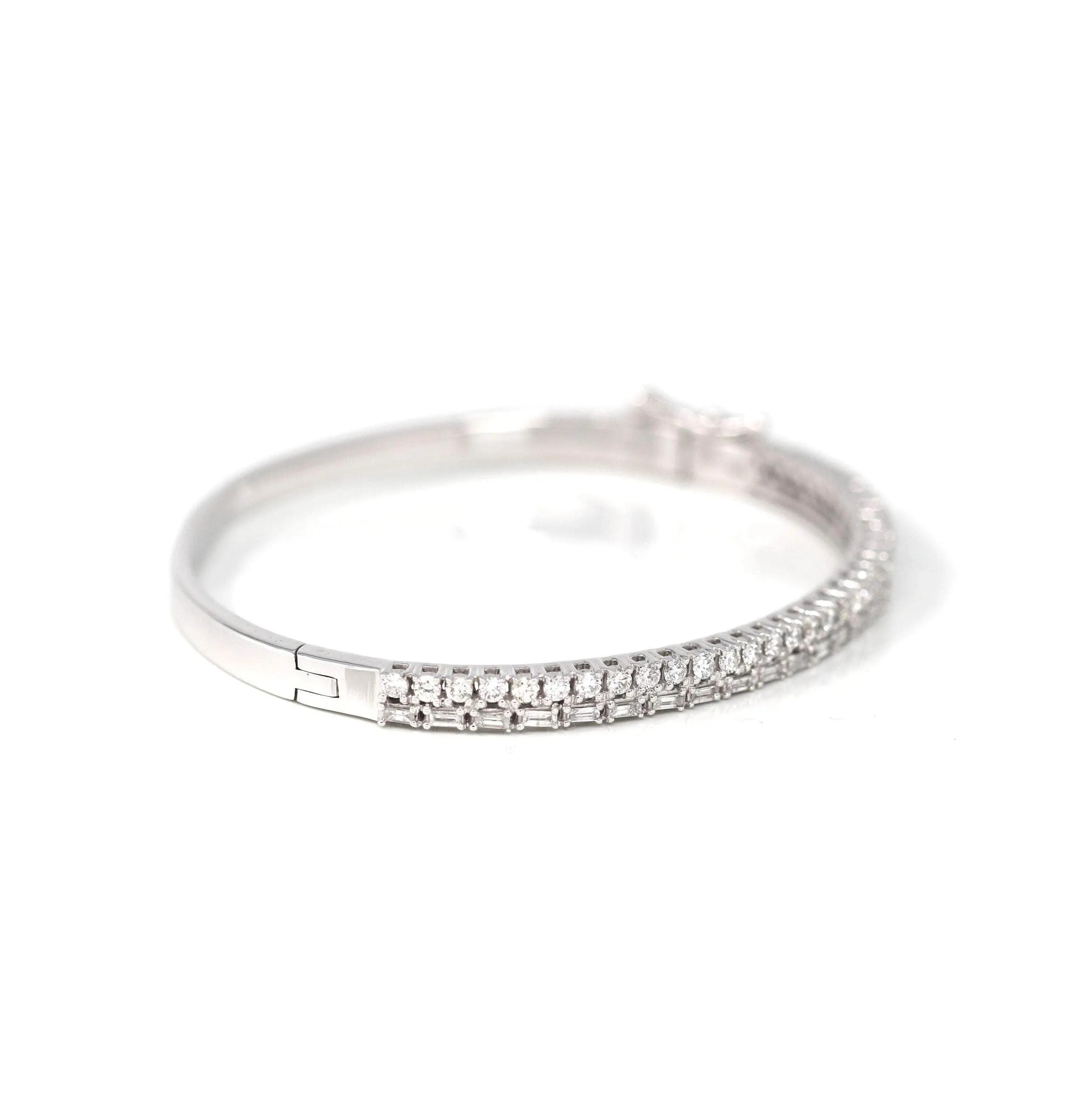 14k White Gold Diamond Oval Luxury Bangle Bracelet