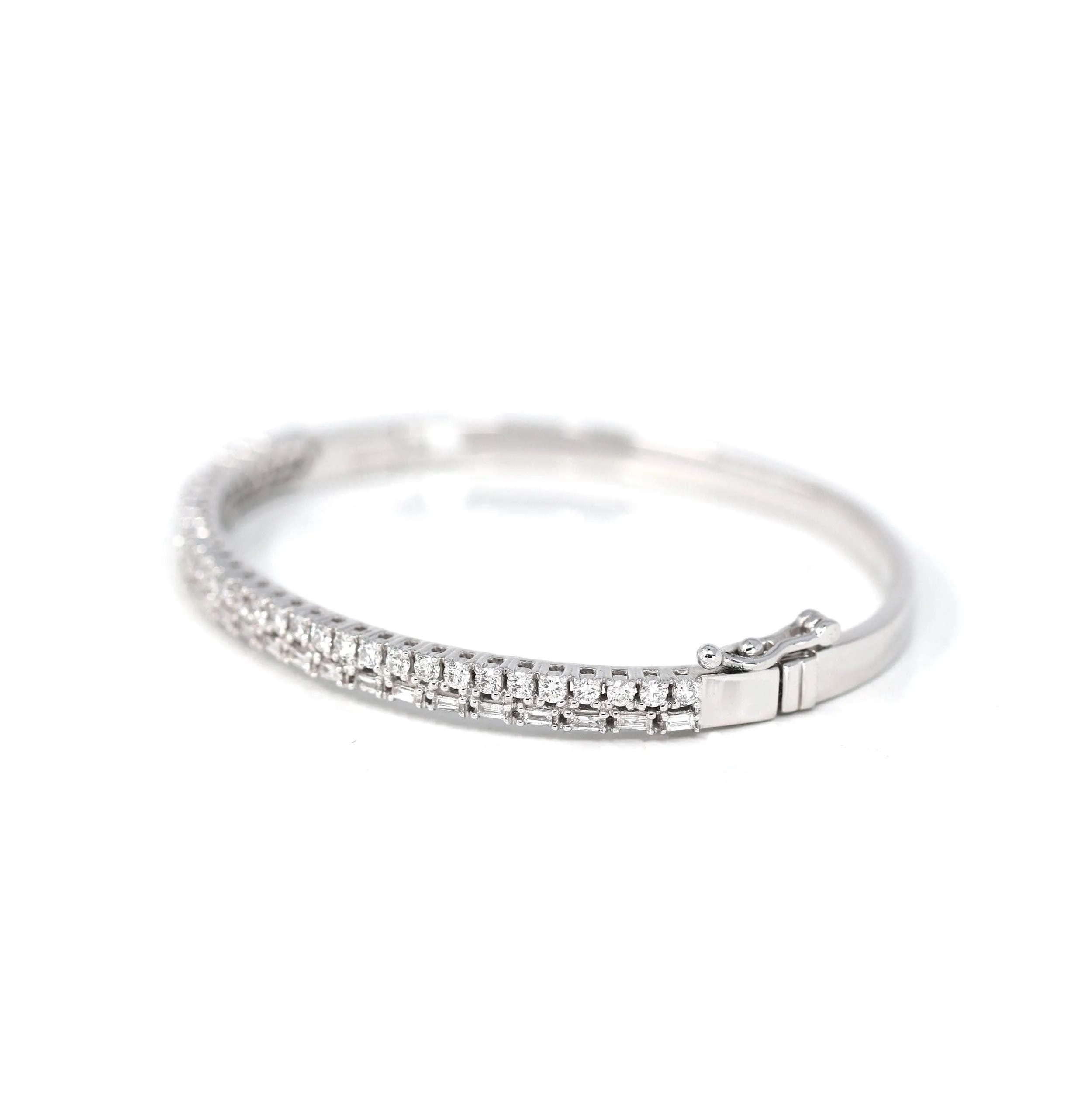 14k White Gold Diamond Oval Luxury Bangle Bracelet