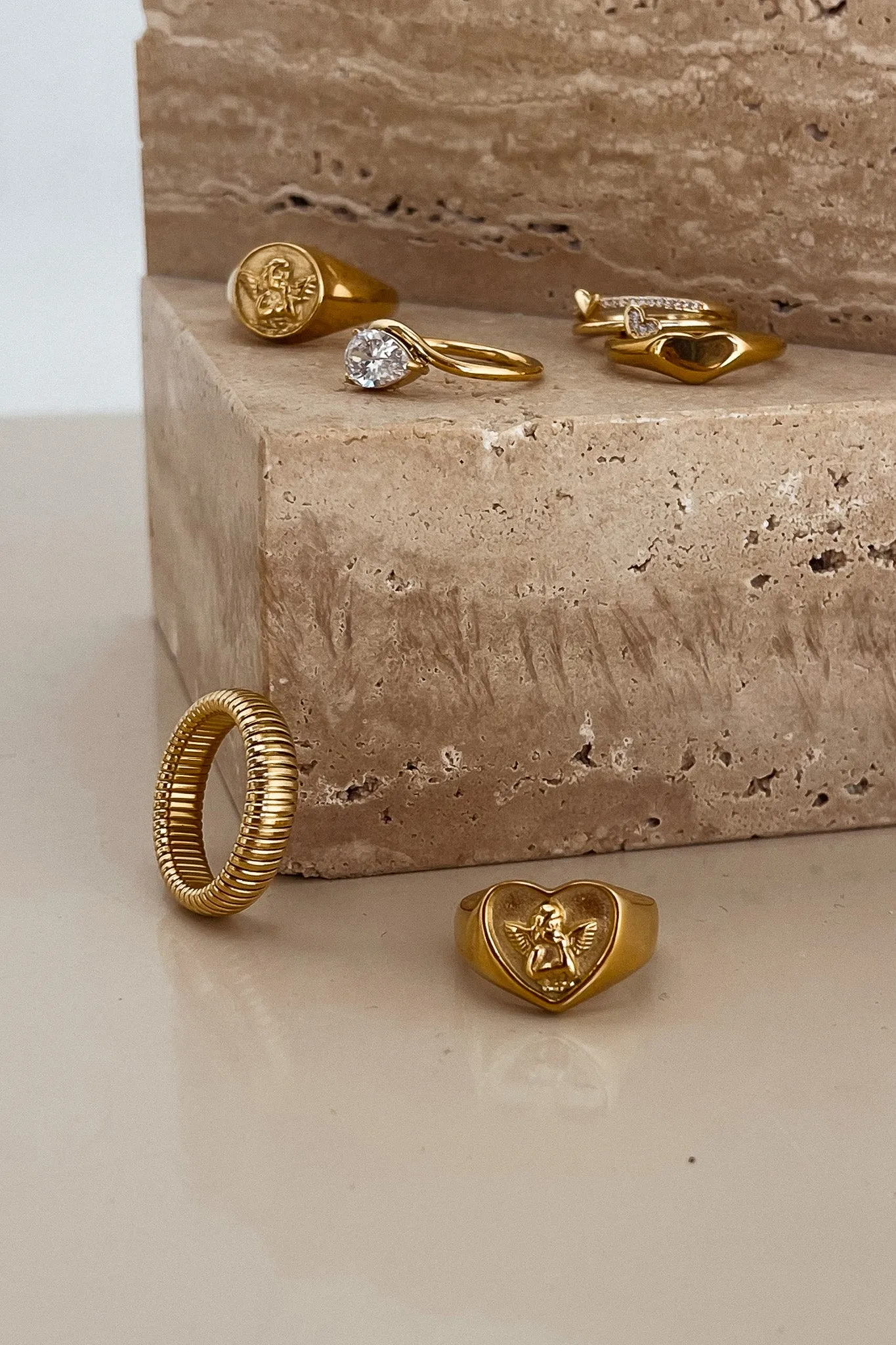 CUPID ROUND SIGNET RING GOLD