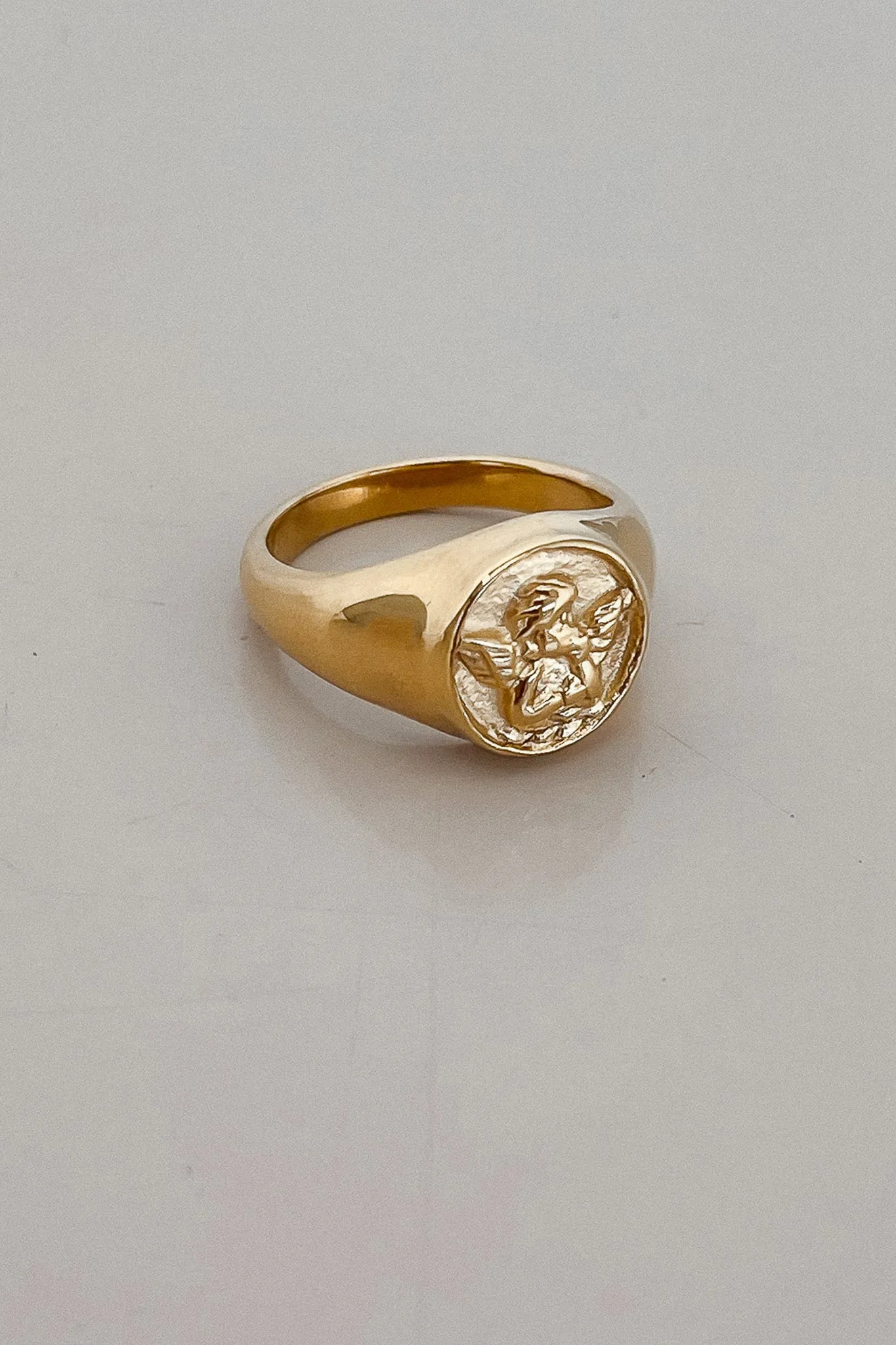 CUPID ROUND SIGNET RING GOLD