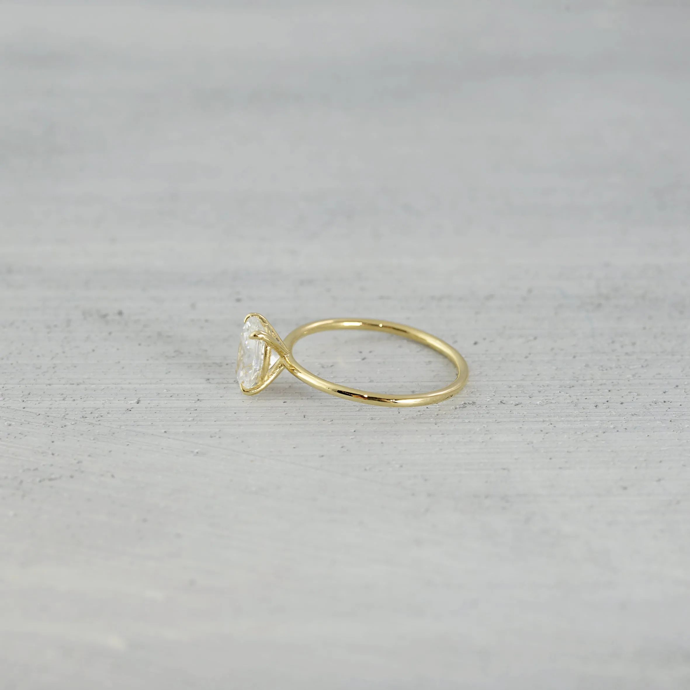 Oval solitaire venus Ring (6x8mm/ medium) - 14K/ 18K Gold