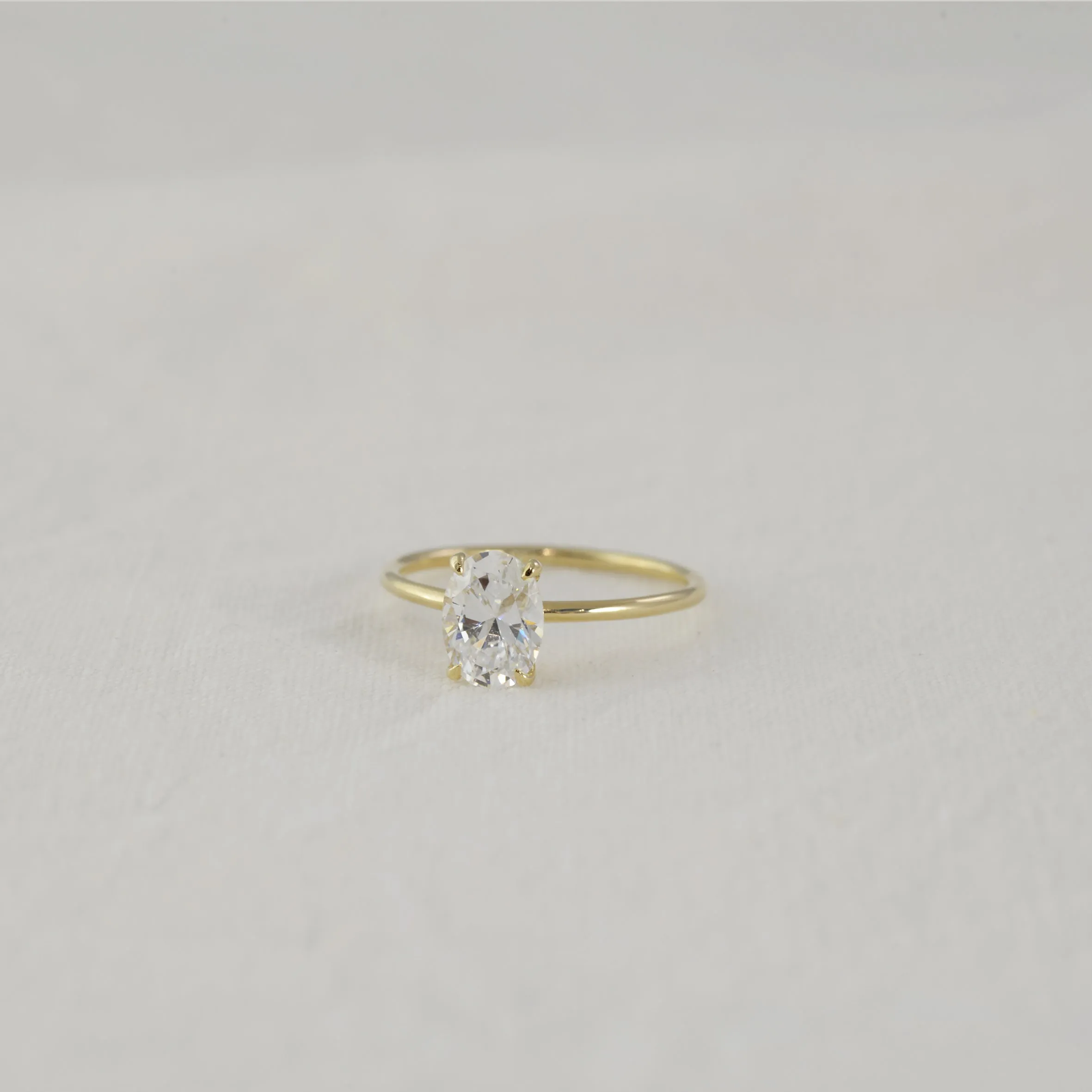 Oval solitaire venus Ring (6x8mm/ medium) - 14K/ 18K Gold