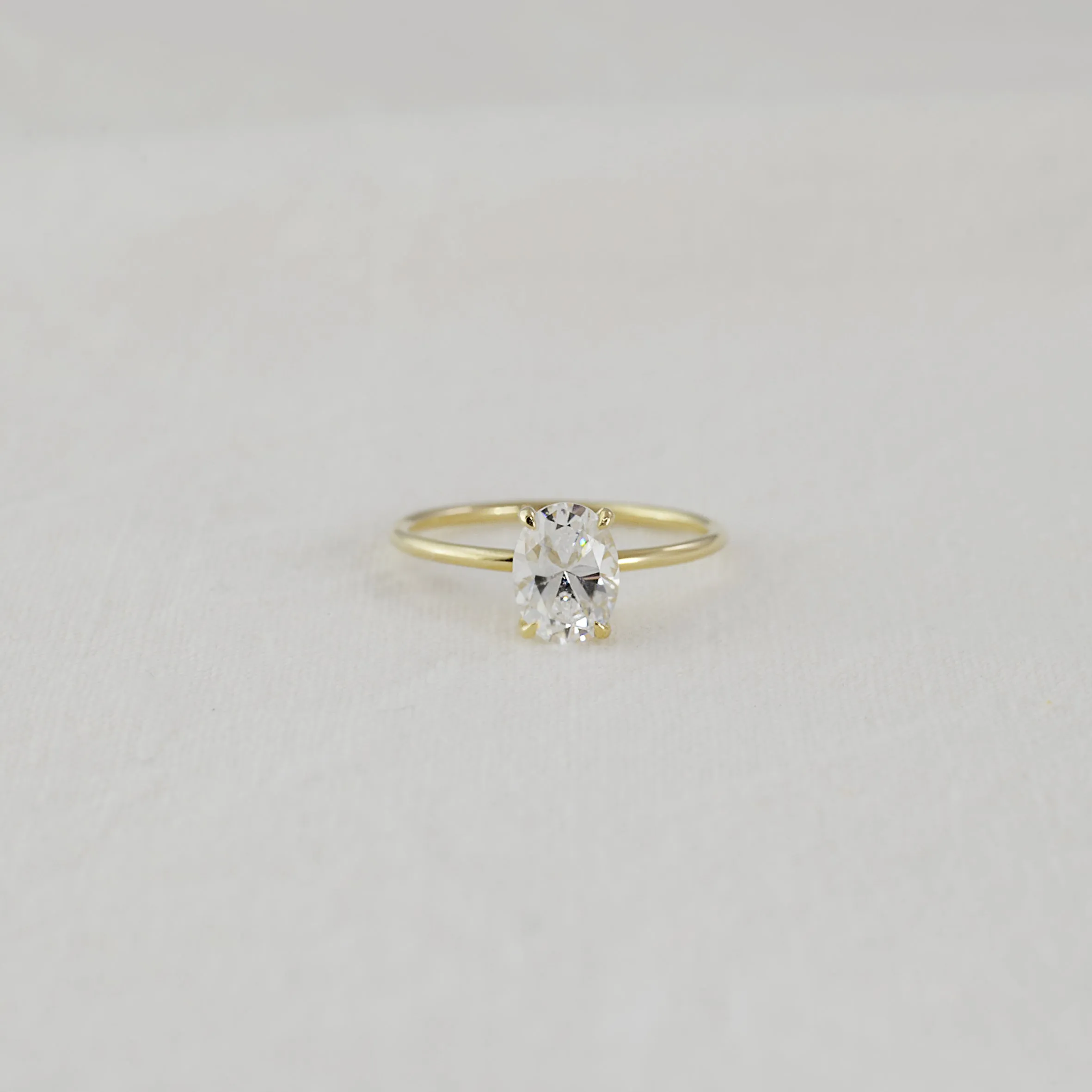 Oval solitaire venus Ring (6x8mm/ medium) - 14K/ 18K Gold