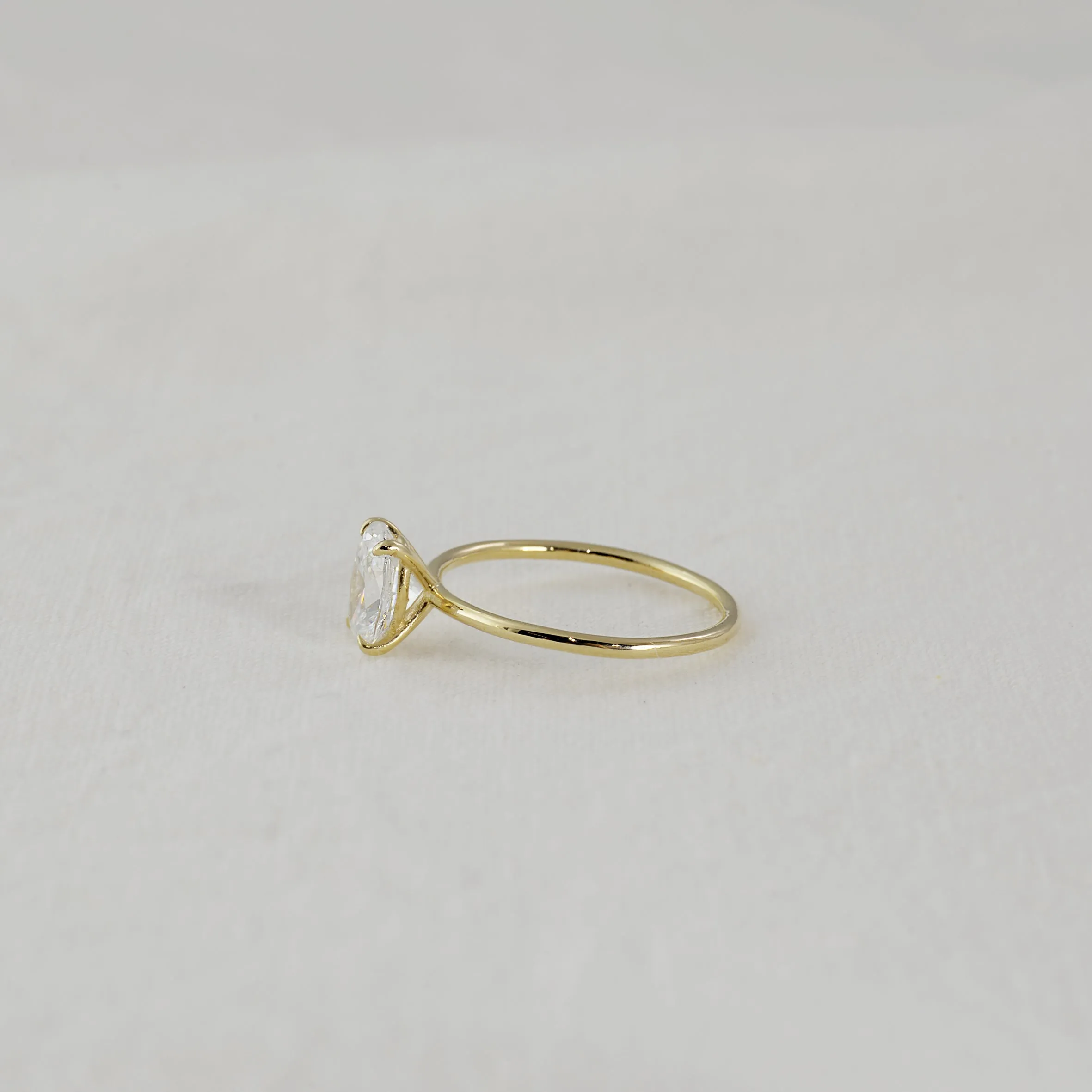 Oval solitaire venus Ring (6x8mm/ medium) - 14K/ 18K Gold
