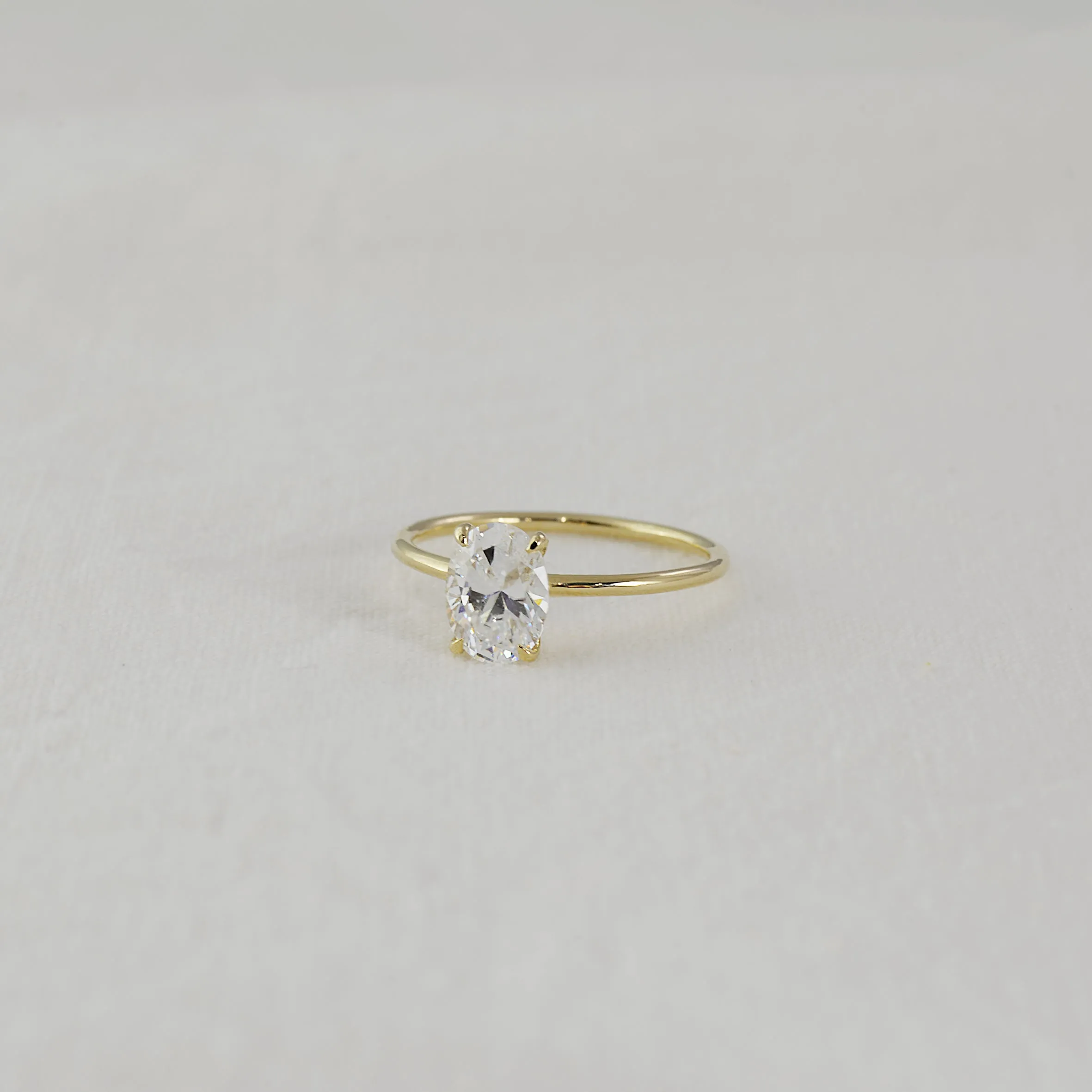 Oval solitaire venus Ring (6x8mm/ medium) - 14K/ 18K Gold