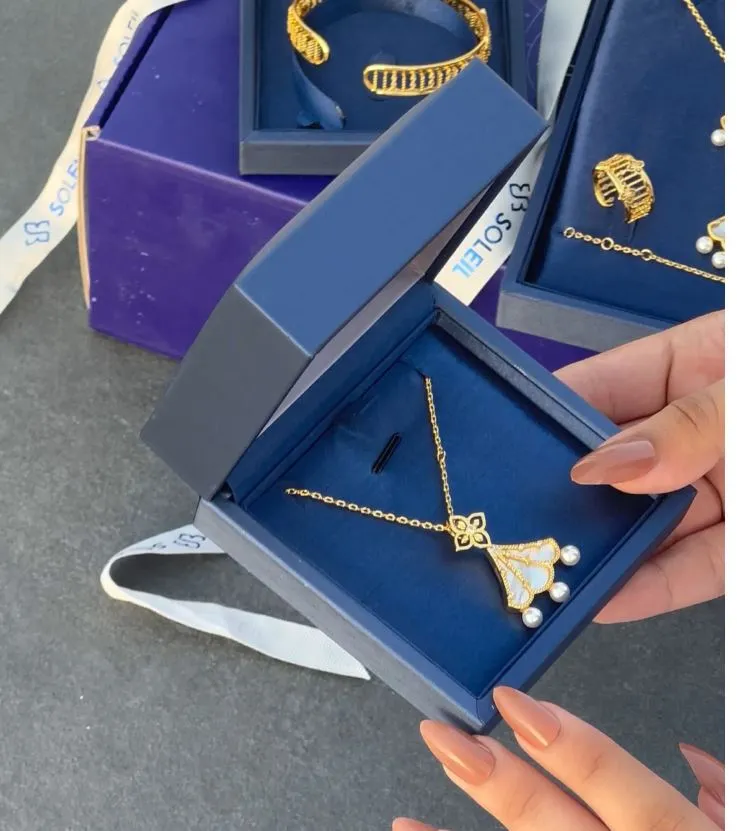 Princess- Short Pendant
