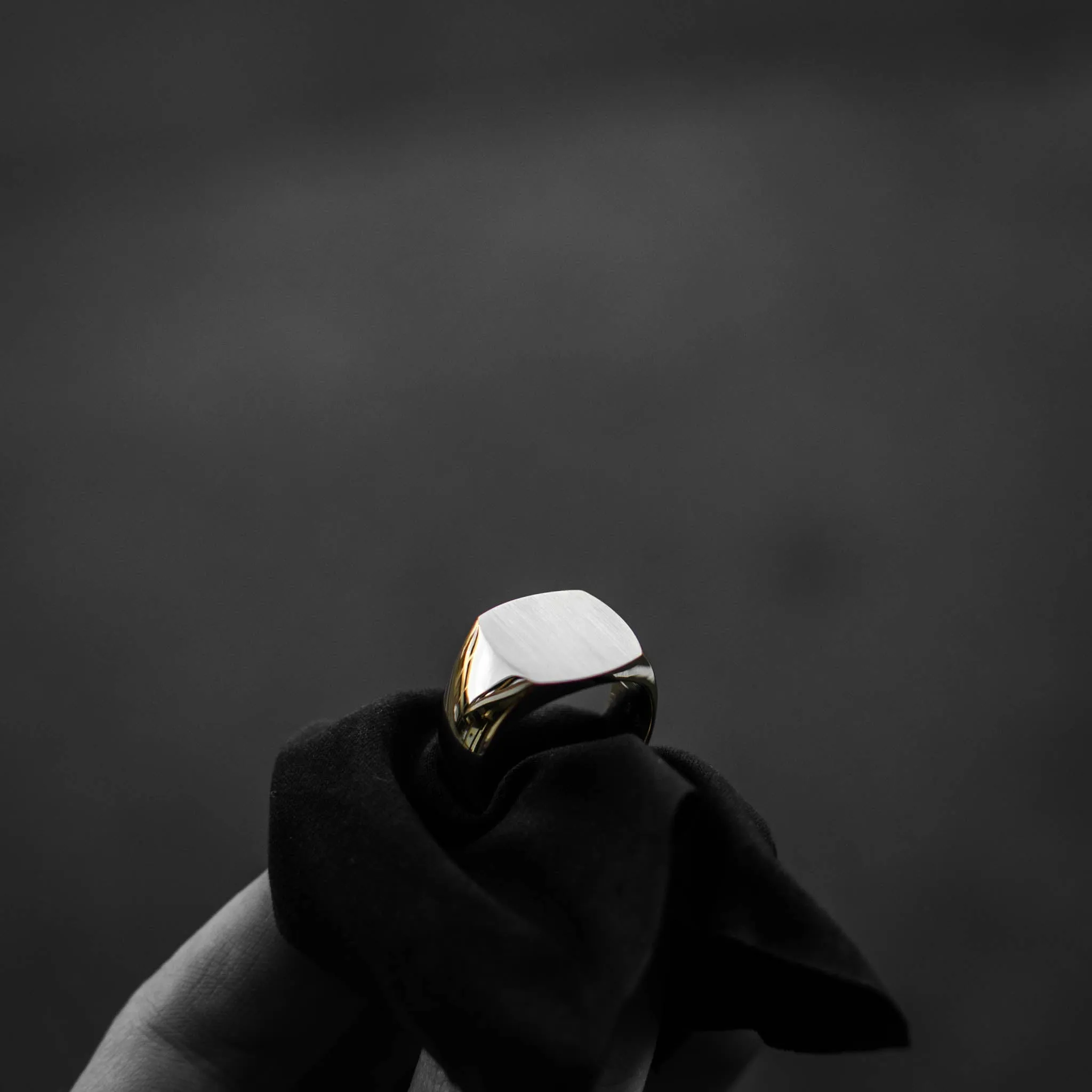 THE CUSHION SIGNET GOLD