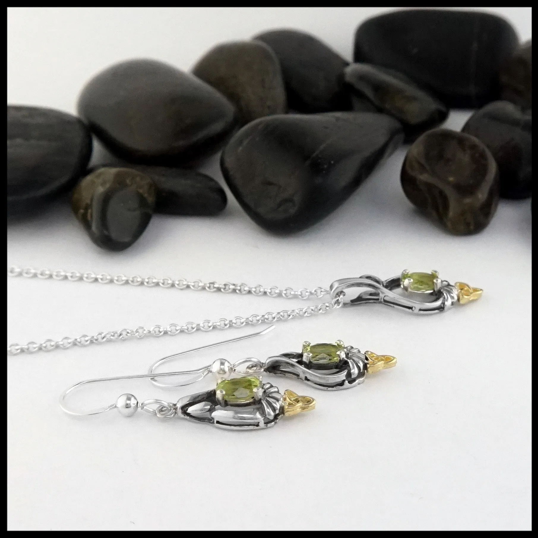 Trinity Knot Pendant and Earring set with Peridot