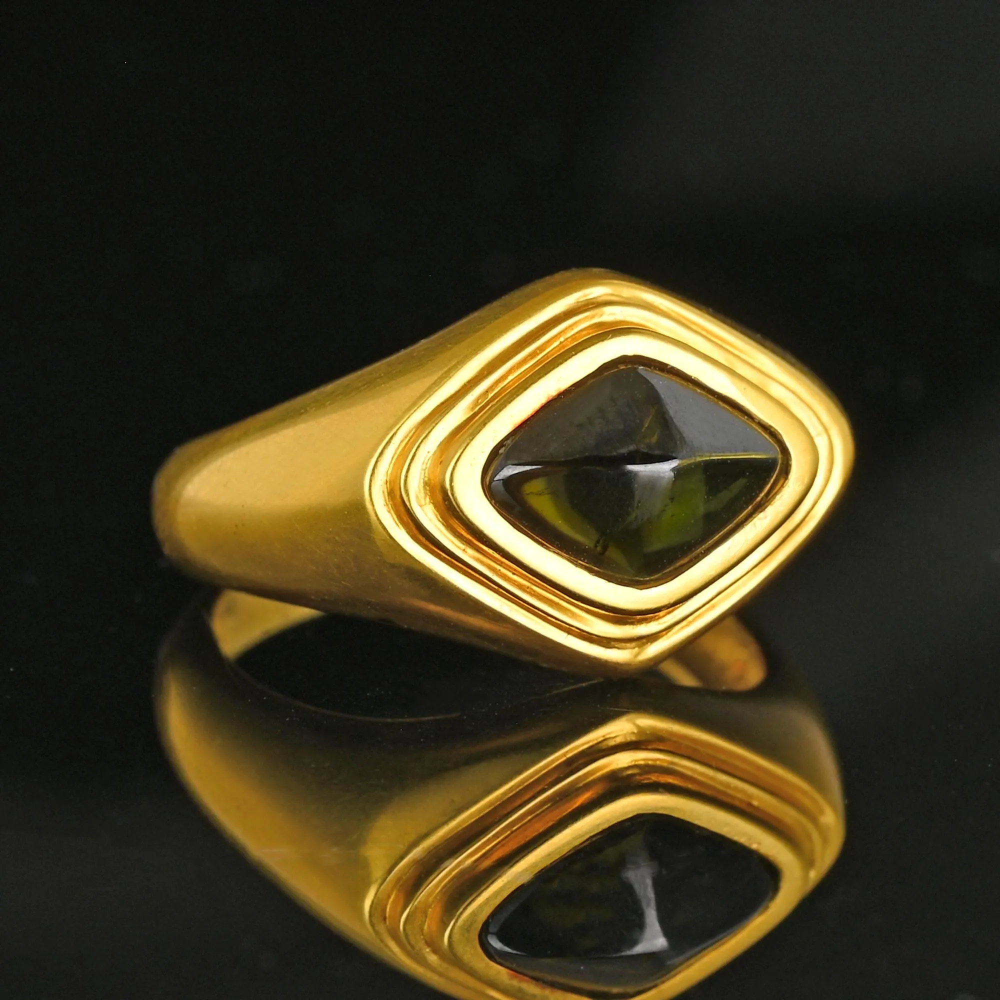 Vintage 14K Gold Sugarloaf Cabochon Green Tourmaline Ring